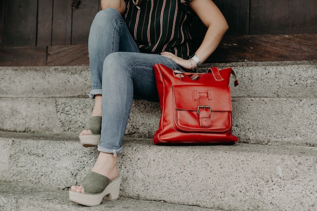 Mulheres que usam sandálias ou sapatos segurando uma carteira, bolsa e bolsa