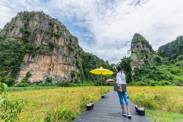 mulheres relaxadas e curtindo a natureza em Noen Maprang, distrito de Phitsanulok