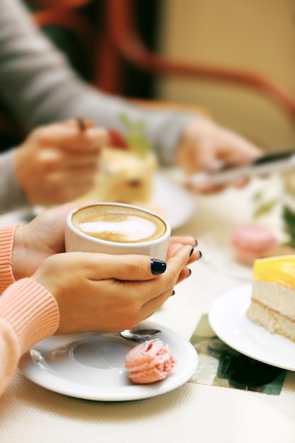 Mulheres reunidas no café