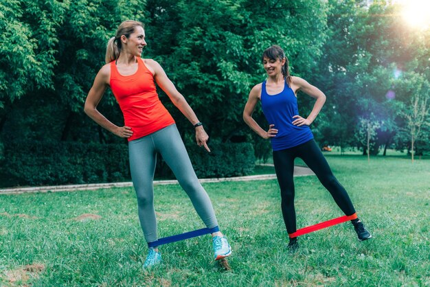 Mulheres se exercitam ao ar livre juntas