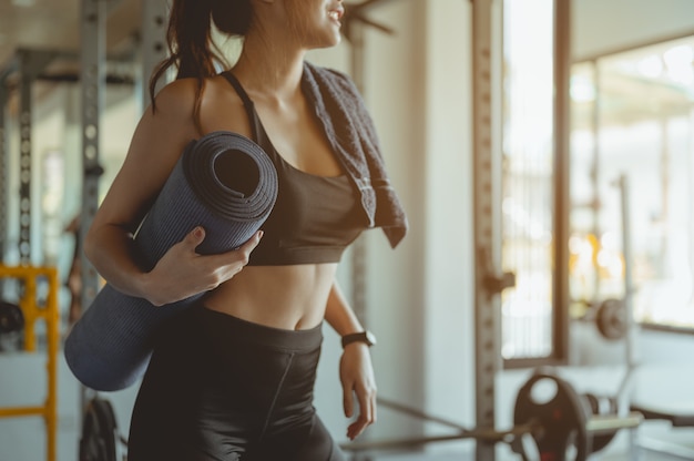 Mulheres se exercitam com ioga para perder peso Mulheres que usam roupas esportivas e se exercitam para fazer dieta