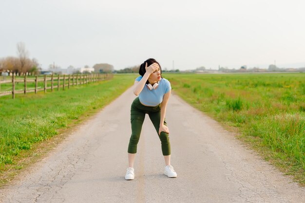 Mulheres se sentindo cansadas durante seu treino ao ar livre