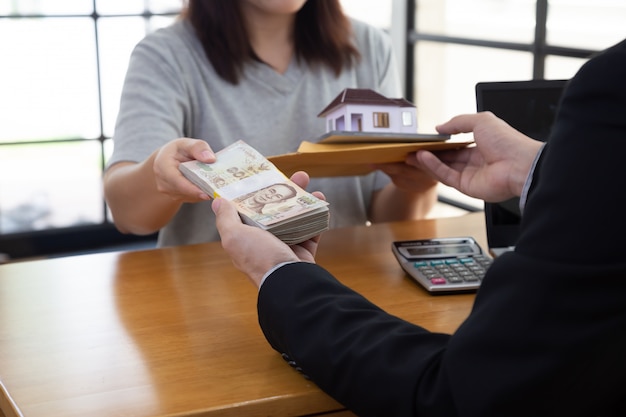 Mulheres segurando contrato e documento