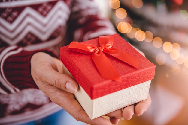 Mulheres, segurando, presente natal