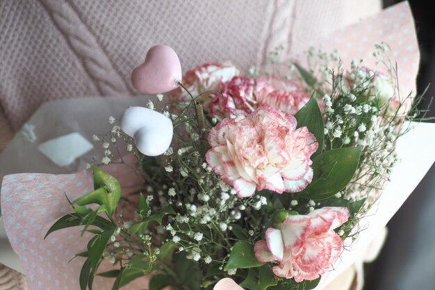 Mulheres segurando um ramo de flores