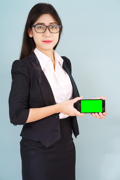 Foto mulheres segurando um smartphone simulando uma tela verde.