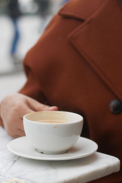 Mulheres segurando uma xícara de café