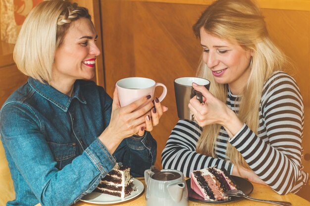 Mulheres sentadas em um café tomando um chá quente