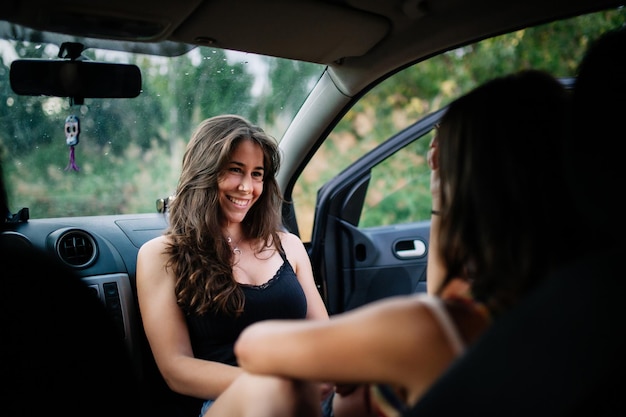 Mulheres sentadas no carro