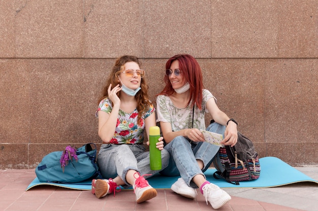 Mulheres sentadas no chão conversando