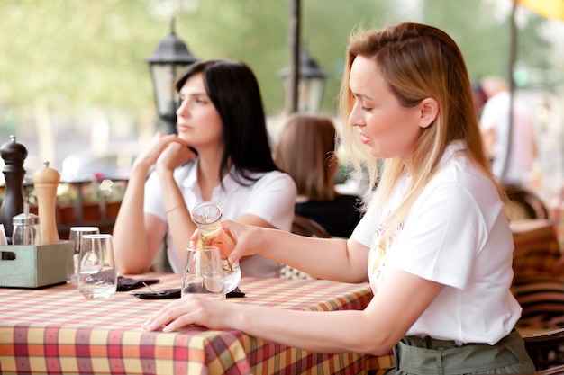 Mulheres sentadas no terraço do café. Conceito de comunicação e amizade.