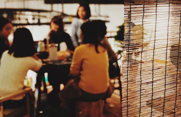 Mulheres sentadas num restaurante