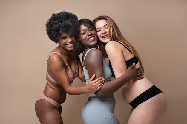 Foto mulheres sorridente de tiro médio se abraçando