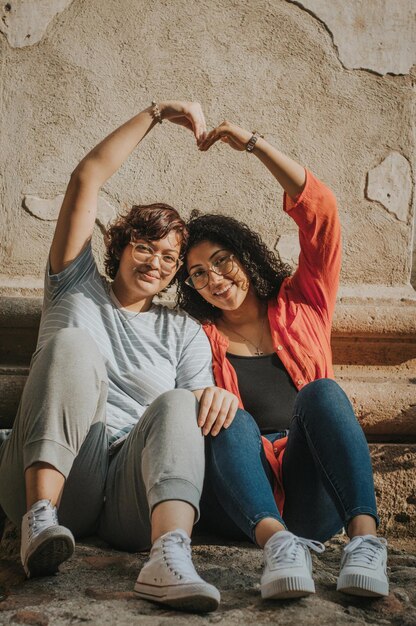 Foto mulheres sorridente posando juntas foto de estoque