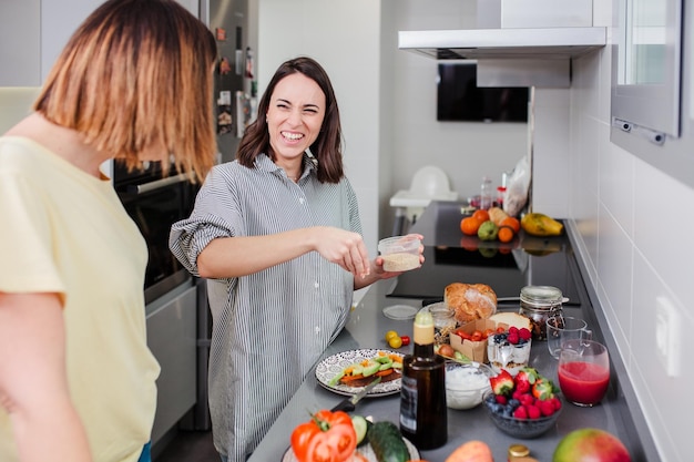 Mulheres sorridente preparando comida na cozinha