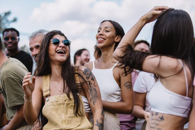 Mulheres sorridentes a falar na multidão