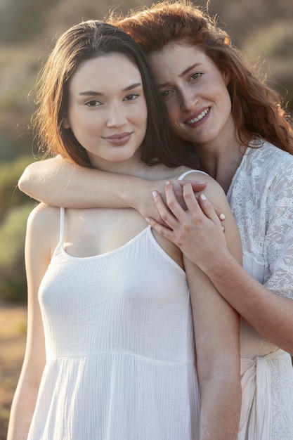 Mulheres sorridentes de tiro médio posando juntas