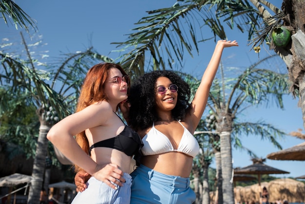 Foto mulheres sorridentes de tiro médio