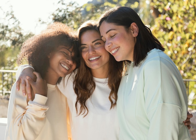 Mulheres sorridentes em tiro médio juntas