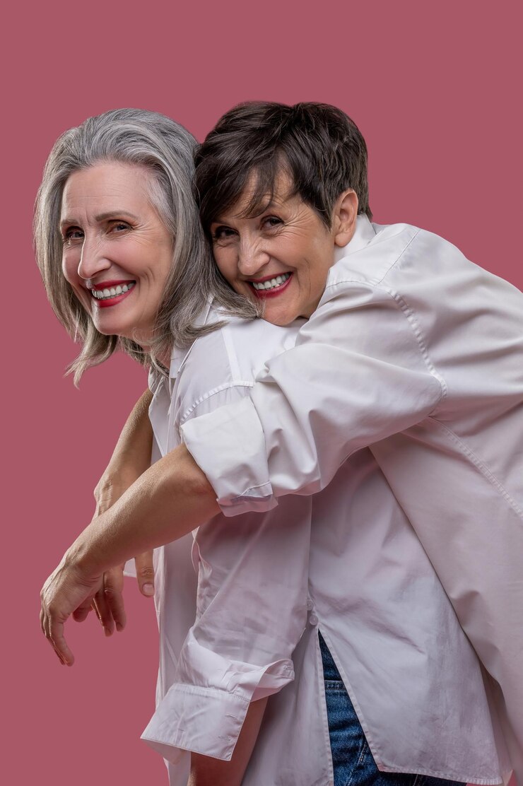 Foto mulheres sorridentes felizes abraçando e parecendo incríveis