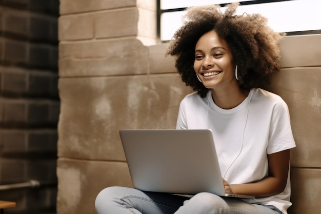 Foto mulheres sorrindo e trabalhando na mesa no laptop