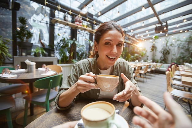 Mulheres tagarelando ativamente durante o café