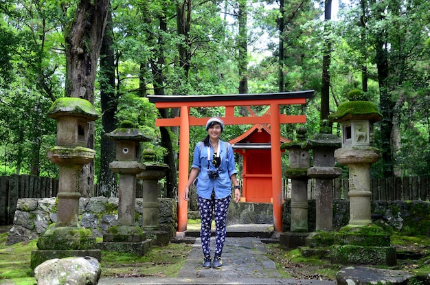 Mulheres tailandesas com pequeno santuário no caminho vão ao Santuário Kasuga em Nara Japão