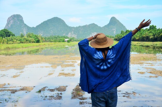 Mulheres tailandesas usam retrato de cor natural índigo de roupas ao ar livre perto de Khao Oktalu Mountain ou The Hole Mountain com campo de arroz na província de Phatthalung, no sul da Tailândia