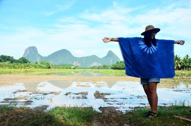 Mulheres tailandesas usam retrato de cor natural índigo de roupas ao ar livre perto de Khao Oktalu Mountain ou The Hole Mountain com campo de arroz na província de Phatthalung, no sul da Tailândia