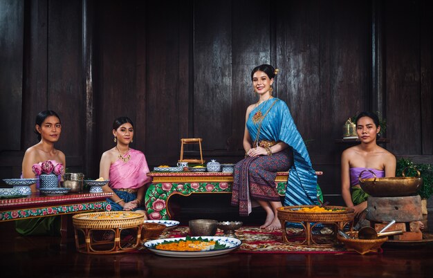 Mulheres tailandesas usando trajes tradicionais nos tempos antigos, durante o período de ayutthaya