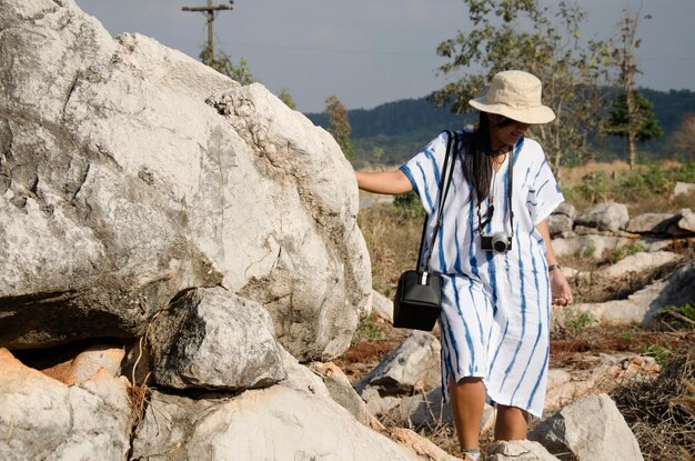 Mulheres tailandesas viajam e posam com jardim de pedra em Suan Hin Pha Ngam ou Kunming da Tailândia para escrever blog no Phu Luang Wildlife Sanctuary em Loei Tailândia