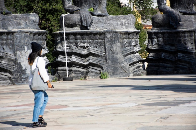 Mulheres tailandesas viajam visitando e posando retrato no Santuário do Castelo de Pedra Prasat Hin Phanom Rung construindo o Templo Hindu Khmer no Parque Histórico na cidade de Prakhon Chai em Buri Ram Tailândia