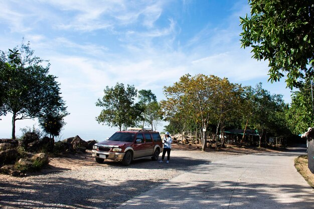 Foto mulheres tailandesas viajantes viagem dirigindo van parar veículo em estacionamento para viagem visita descanso relaxar no topo da montanha em khao phraya doen thong ponto de vista em phatthana nikhom em lopburi tailândia