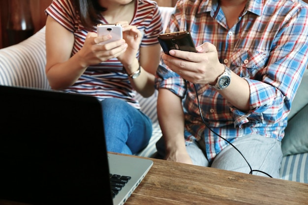 Mulheres, tela tocante, e, homem, digitando, laptop, ligado, tabela madeira