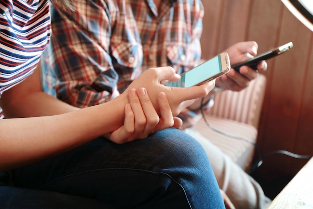 Mulheres, tela tocante, e, homem, digitando, laptop, ligado, tabela madeira