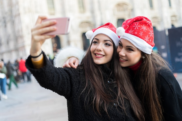 Mulheres tirando uma selfie enquanto fazia compras em Milão