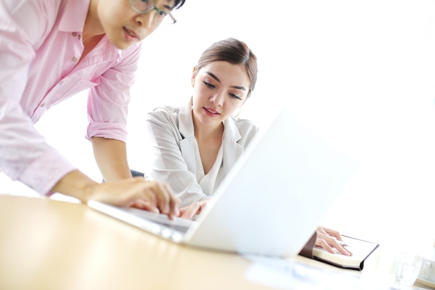 mulheres, tocando, tela, telefone, e, homem, digitando, laptop, em, escritório