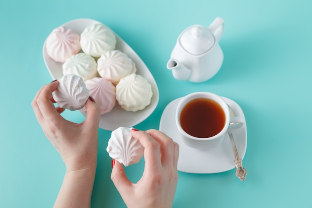 Mulheres tomam marshmallow colorido vibrante no café da manhã