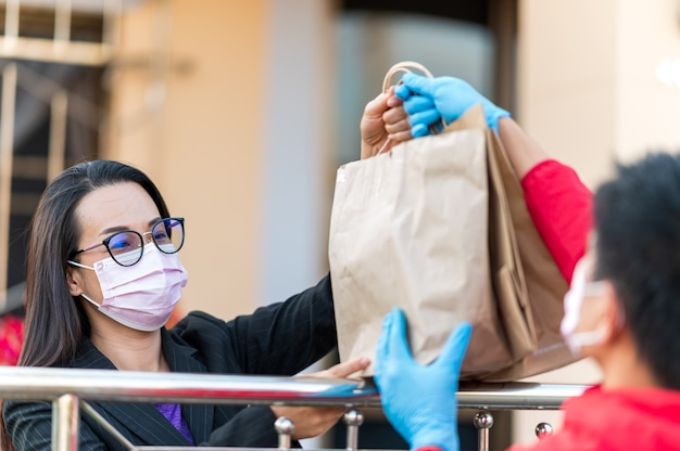 Mulheres trabalhadoras segurando sacola de papel com comida para viagem, entrega em domicílio, comida para viagem