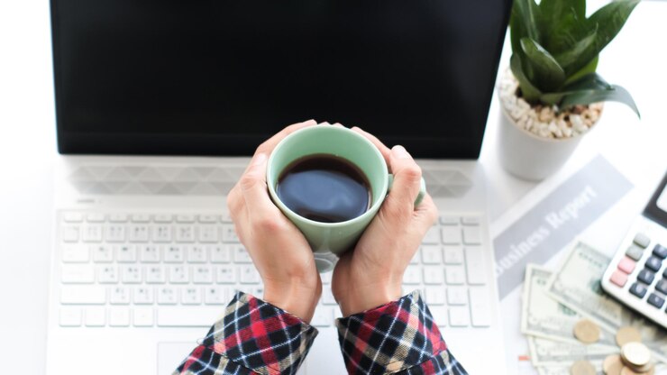 Foto mulheres trabalhando com laptop e segurando copos de café em casa ficando em casa para distanciamento social