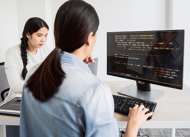 Mulheres trabalhando em uma inovação de programação