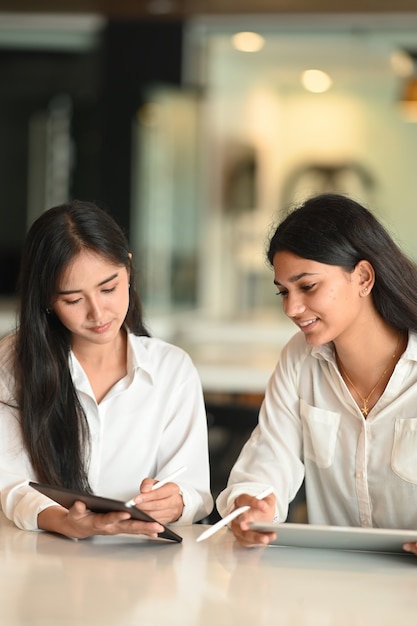 Mulheres trabalhando juntas na mesa de trabalho