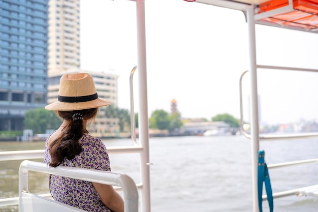 Mulheres turistas fazem um passeio de barco em Bangkok na Tailândia