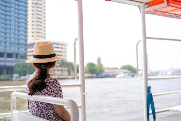 Foto mulheres turistas fazem um passeio de barco em bangkok na tailândia
