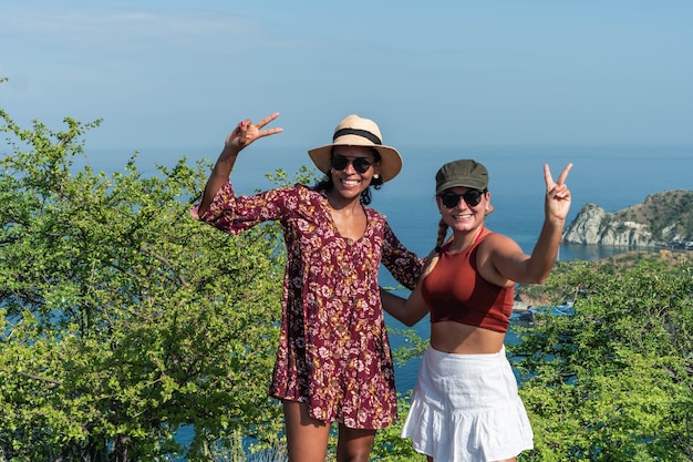 Mulheres turistas no topo da montanha durante uma caminhada de verão.