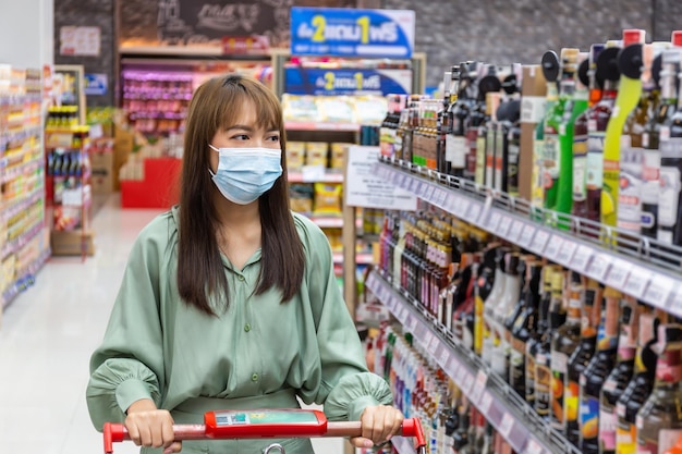 Mulheres usam máscaras para fazer compras em supermercados, novos estilos de vida normais na era do vírus Corona ou epidemia de Covid-19