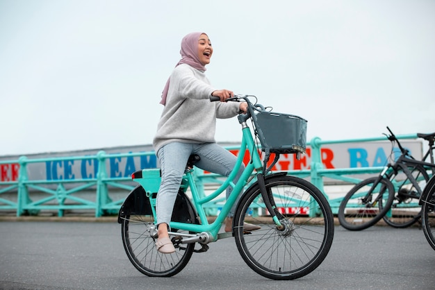 Foto mulheres usando hijab e se divertindo