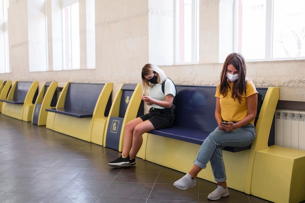 Mulheres usando máscaras mantendo a distância