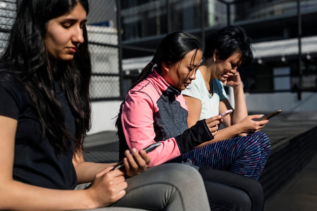 Mulheres, usando, telefone móvel