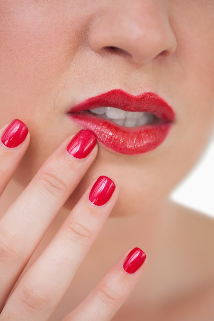 Foto mulheres vermelhas pintadas com pregos e lábios vermelhos
